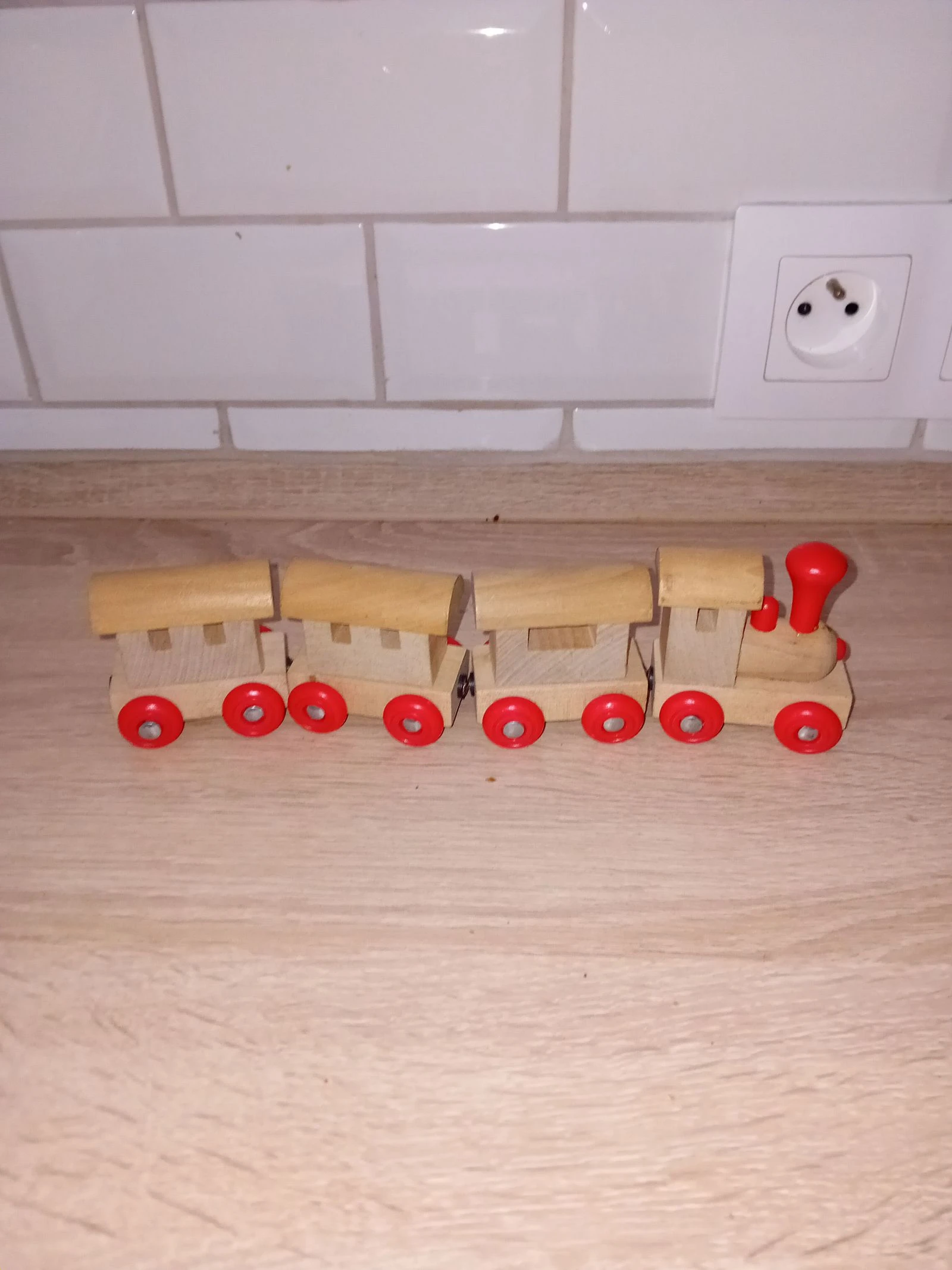 Train magnetique en bois